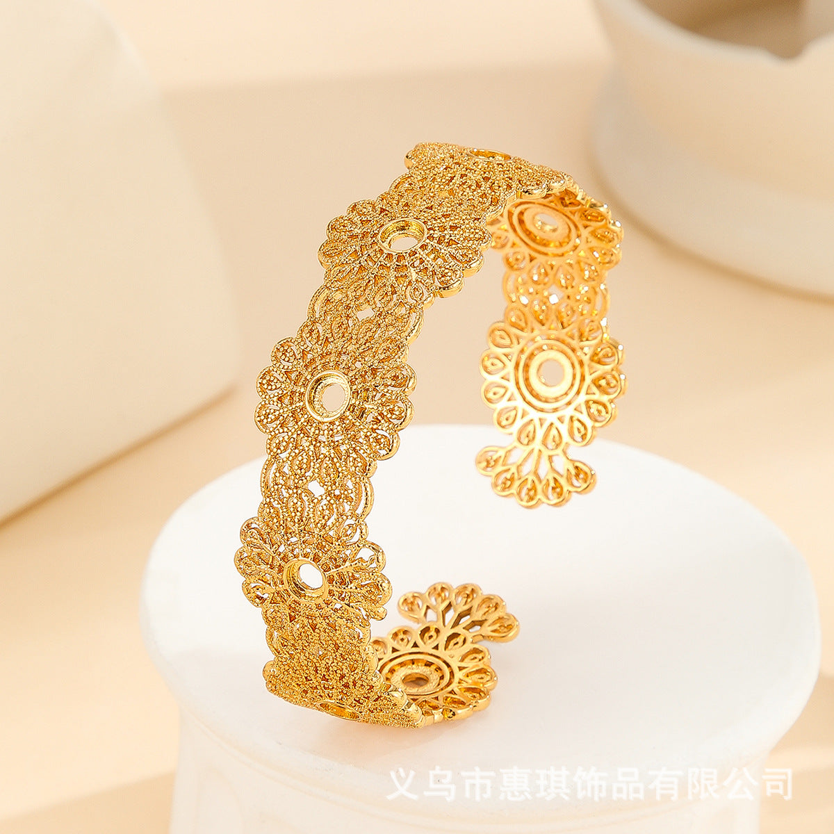 Retro Court-Style Golden Hollow Lace Flower Bracelet Luxurious 18K Gold-Plated Open-End Adjustable Bangle