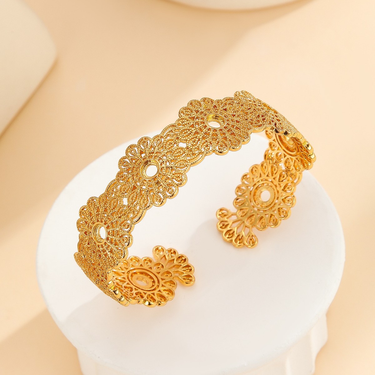 Retro Court-Style Golden Hollow Lace Flower Bracelet Luxurious 18K Gold-Plated Open-End Adjustable Bangle