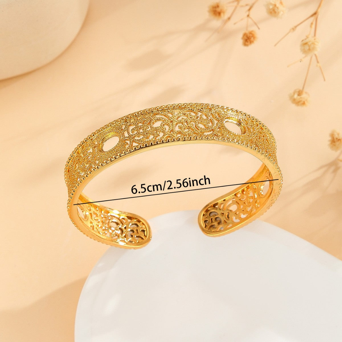 Retro Court-Style Golden Hollow Lace Flower Bracelet Luxurious 18K Gold-Plated Open-End Adjustable Bangle