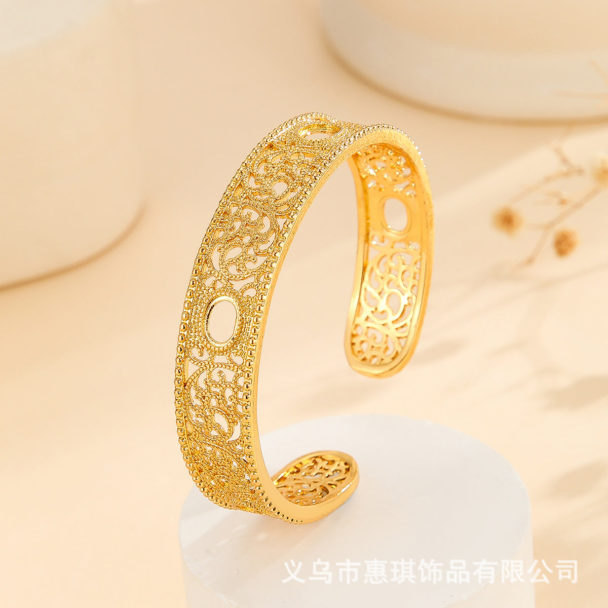 Retro Court-Style Golden Hollow Lace Flower Bracelet Luxurious 18K Gold-Plated Open-End Adjustable Bangle