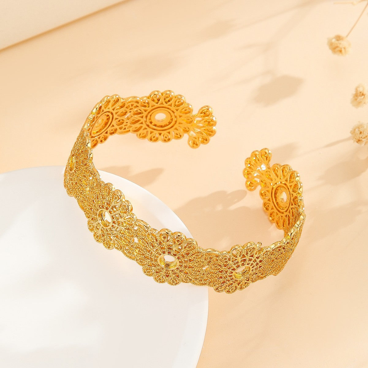 Retro Court-Style Golden Hollow Lace Flower Bracelet Luxurious 18K Gold-Plated Open-End Adjustable Bangle